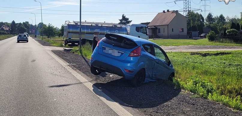 Powiat tarnogórski. Zderzenie z cysterną. Kierowca Forda trafił do szpitala