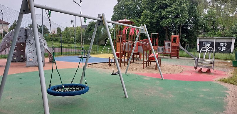 Tarnowskie Góry. Dewastacje placu zabaw. Ukradli huśtawkę