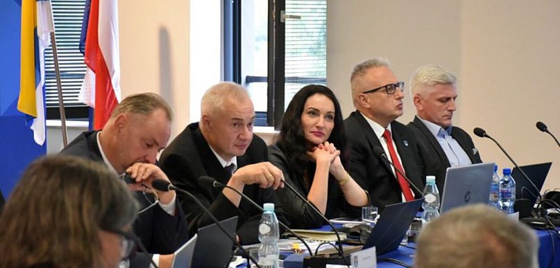 Starosta usłyszał gorzkie słowa, ale utrzymał poparcie. PiS przeciw