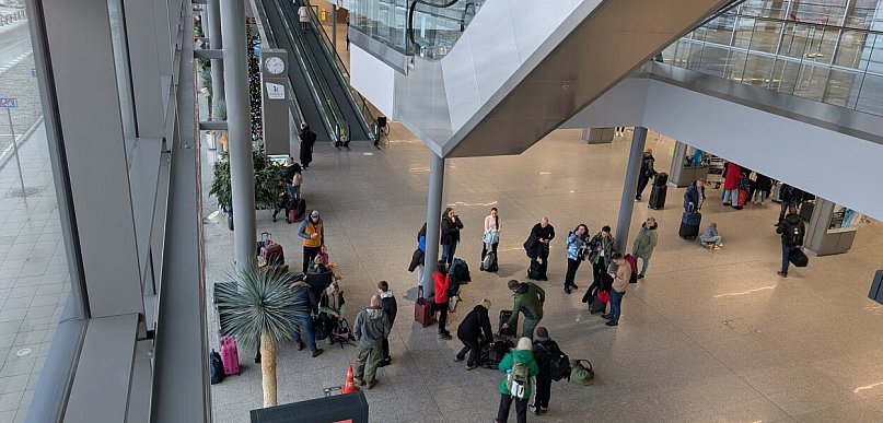 Ewakuacja w Pyrzowicach. W nocy setki pasażerów musiały opuścić terminal