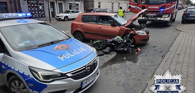Ul. Bytomska, przy szpitalu. Motocyklista wjechał w osobówkę