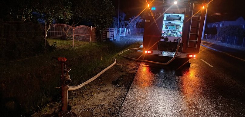 W środku nocy walczyli z ogniem. Pożar w Świętoszowicach