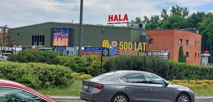 Ile kosztowały neony na rondzie w Tarnowskich Górach? Miasto ujawniło kwotę