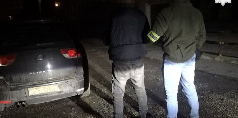 Jechał z zakazami, po amfetaminie i z tekturową tablicą rejestracyjną - 66948