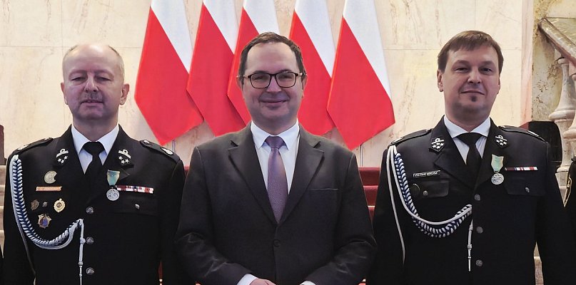 Druhowie z naszej OSP z medalami od prezydenta