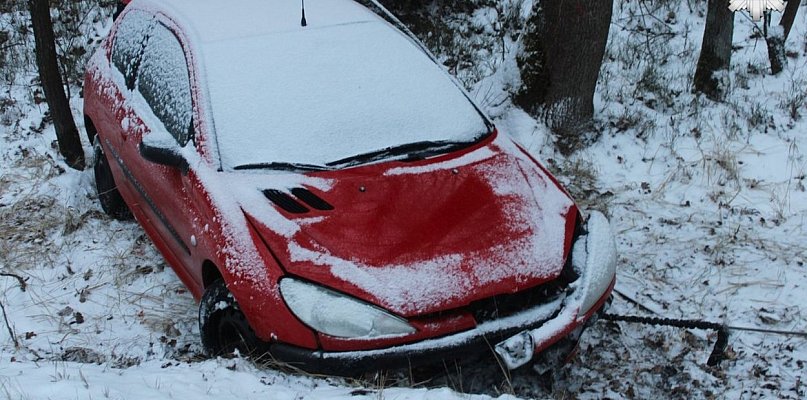 On staranował ogrodzenie, ona wjechała do rowu