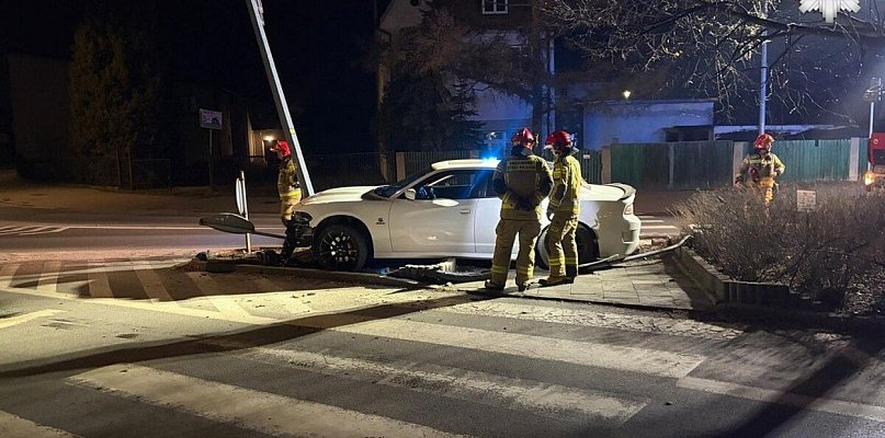 Radzionków. Sportowy samochód, za duża prędkość i uderzenie w...