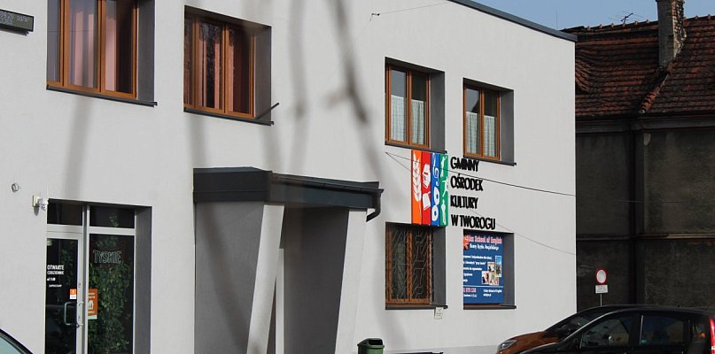 Dyskoteka w ośrodku kultury. Radni za oddziałami prewencji