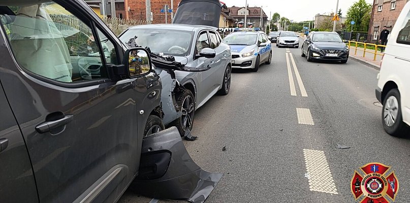 Zasnął za kierownicą, wjechał w słup, pożar w kuchni. Kronika