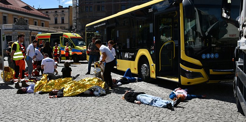 Tarnowskie Góry. Krzyki rannych, dym w autobusie. Zawody w mieście