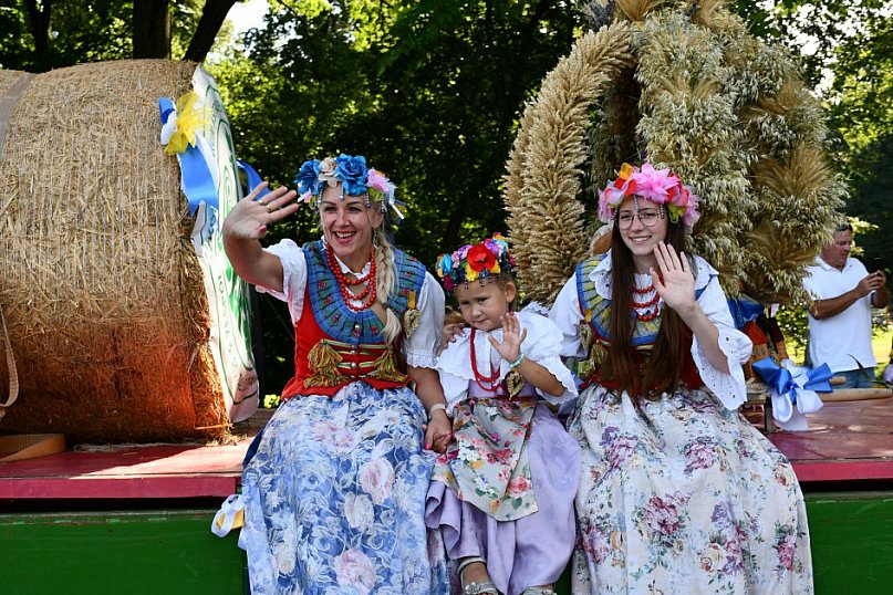Świerklaniec. Dożynki w parku, pyszności przed pałacem