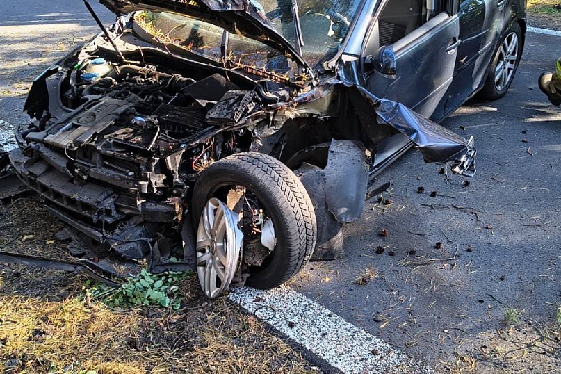 Straciła panowanie nad pojazdem, wjechała w drzewo