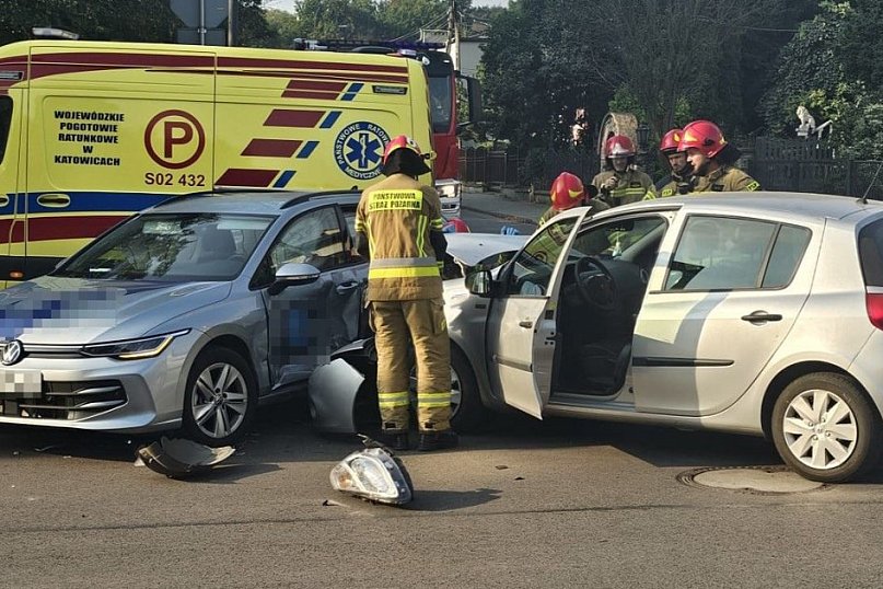 Zderzyły się samochody, w jednym z nich małe dzieci