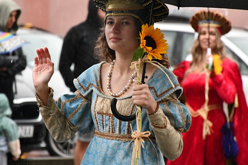 Z parasolami, w kurtkach przeciwdeszczowych  [FOTO]