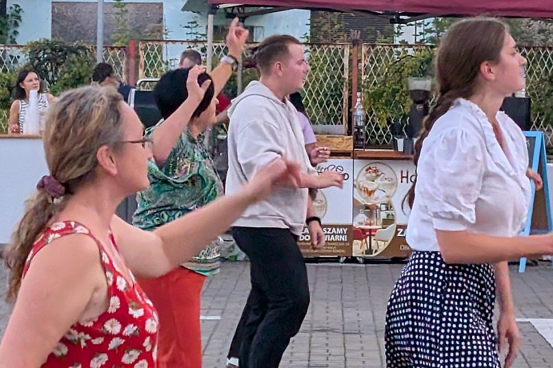 Tarnowskie Góry. Potańcówka pod chmurką przy hali