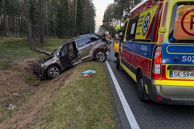 Wypadek koło Tworoga. Dachowanie citroena