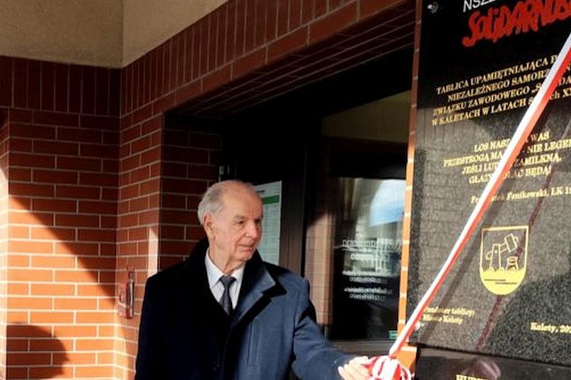 Upamiętnia powstanie „Solidarności” w Kaletach