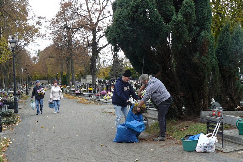 Wszystkich Świętych tuż, tuż. Ruch na cmentarzach