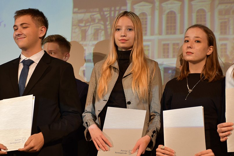 Uczniowie i studenci otrzymali stypendia powiatu