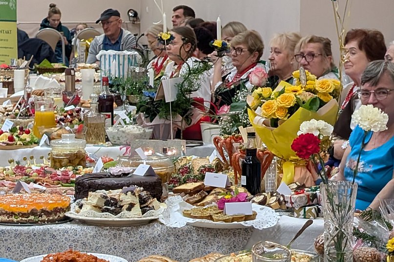 Nowe Chechło na czele, za nim Ossianie i Ziomale