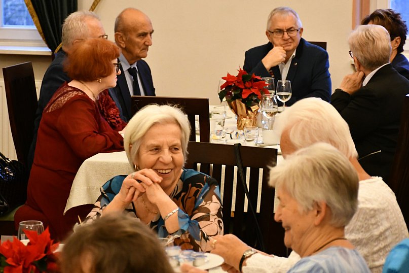 Urodziny członków UTW. Seniorzy świętowali w pałacu