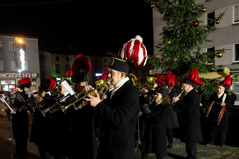 Uroczyście zapalono lampki na miejskiej choince