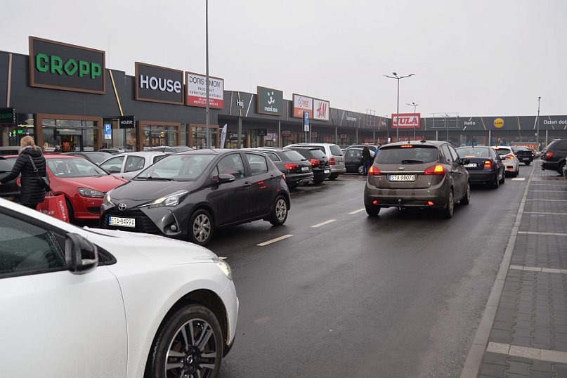 S1 na Zagórskiej. Sklepów przybywa, na parkingu ciasno