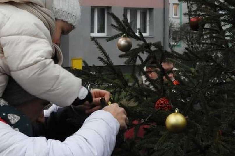 Strojenie choinki na osiedlowym skwerku seniora