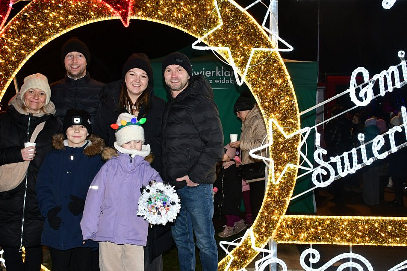 Dzieci i Mikołaj na drabinie. Strojenie choinki