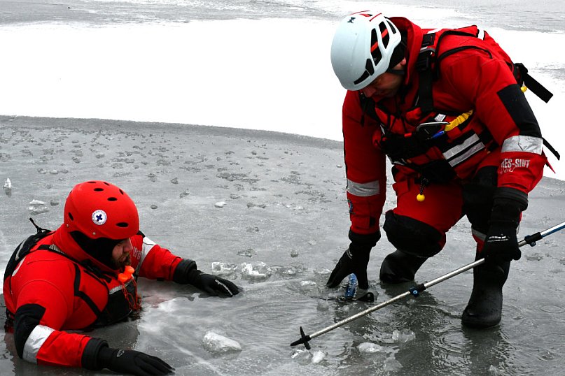 Zalew Nakło-Chechło. Gdy lód pęka. Ratownicy w akcji