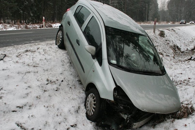 Jechała za szybko i wylądowała w rowie [FOTO]
