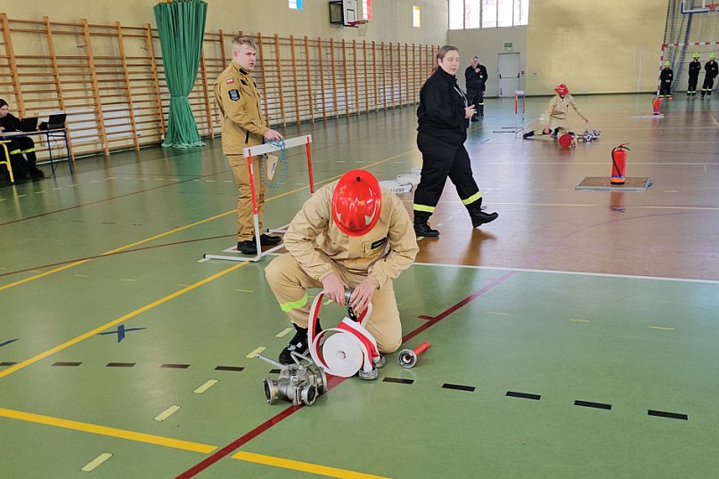 Młodzi druhowie i druhny w akcji