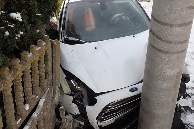 Wjechał w słup i ogrodzenie na Repeckiej