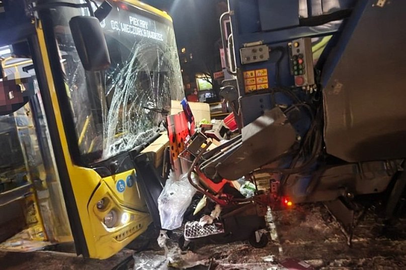 Autobus miejski wjechał w  śmieciarkę i osobówkę