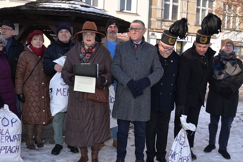 Park Repecki. Konferencja na rynku, prezenty dla posła