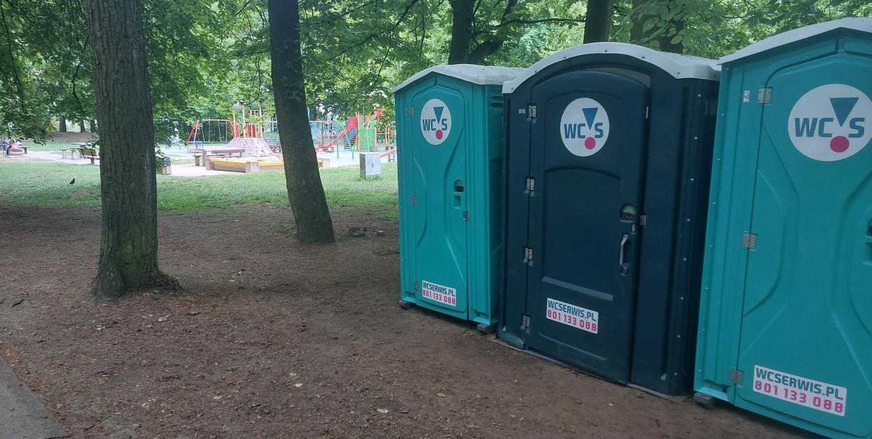 Tarnowskie Góry. Trzy toalety przenośne ustawiono przy parkowej alejce w odległości około 50 metrów od placu zabaw 