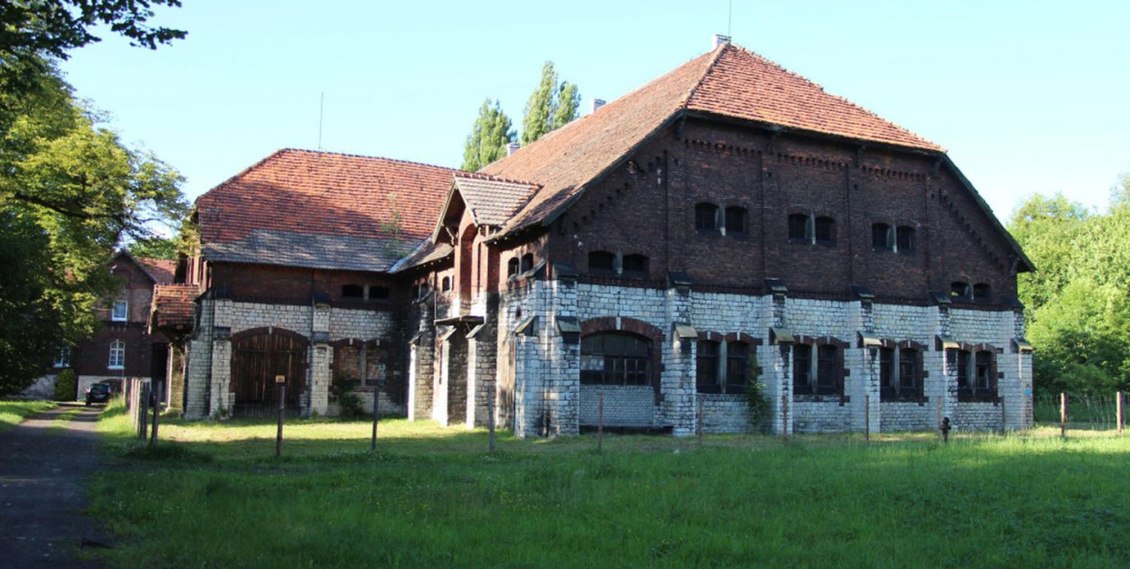 Dawny folwark Donnersmarcków w Świerklańcu niszczeje i potrzeba dużych pieniędzy na przywrócenie mu blasku. Fot. Archiwum Gwarka