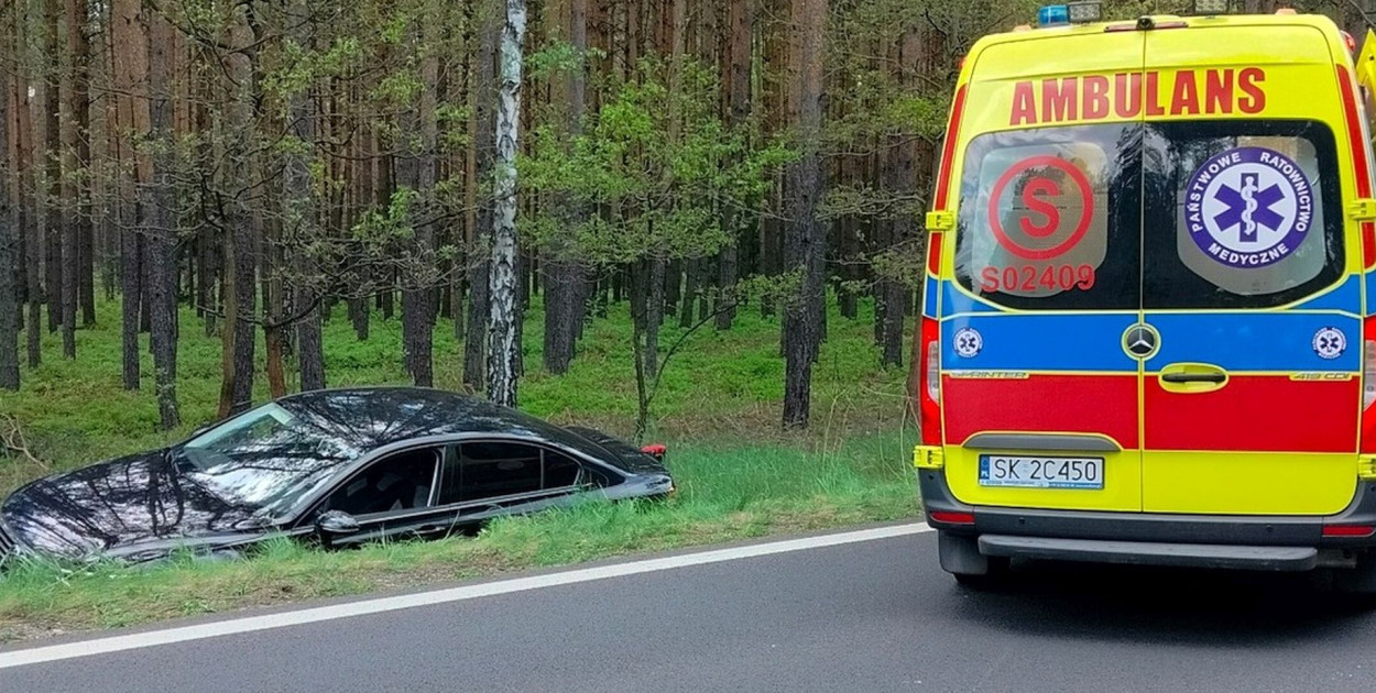 Na miejscu lądował śmigłowiec LPR, jednak poszkodowany 77-latek został odwieziony do szpitala karetką pogotowia. Fot. OSP Tworóg