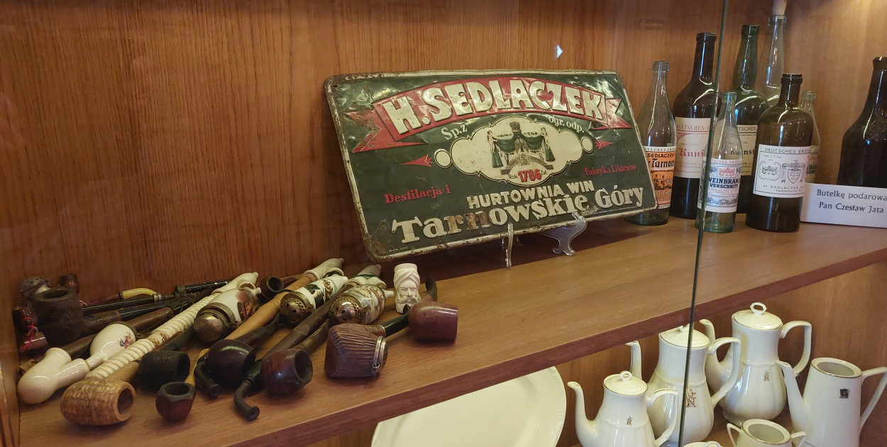 Tarnowskie Góry. W 1786 roku zezwolono miejskiemu kupcowi Johannowi Sedlaczkowi prowadzić obok kramarstwa i wyszynku również winiarnię. 1 listopada 1805 roku Sedlaczek zakupił za 1800 talarów budynek i od tego momentu następuje dynamiczny rozwój firmy . Fot. Jarosław Myśliwski