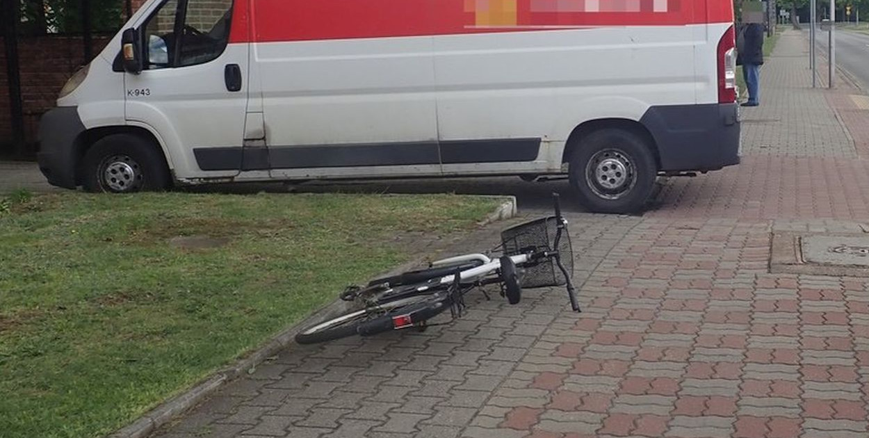 64-letni kierowca citroena, mieszkaniec Chorzowa, wykonując manewr cofania, nie zauważył jadącej rowerem 78-letniej mieszkanki Świerklańca. Fot. Policja Tarnowskie Góry