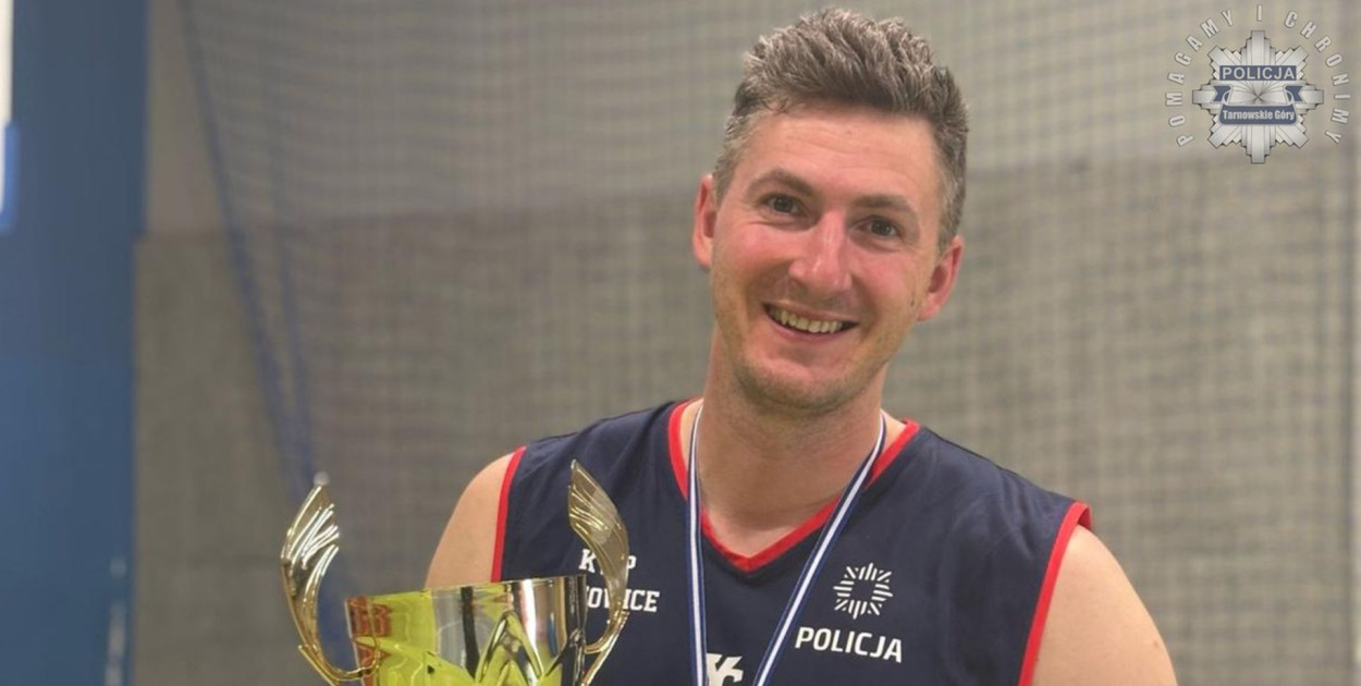 Mł. asp. Wojciech Kampa, pełniący służbę jako dzielnicowy w Tarnowskich Górach, był jednym z kluczowych zawodników drużyny, która ostatecznie stanęła na drugim stopniu podium. Fot. Policja Tarnowskie Góry