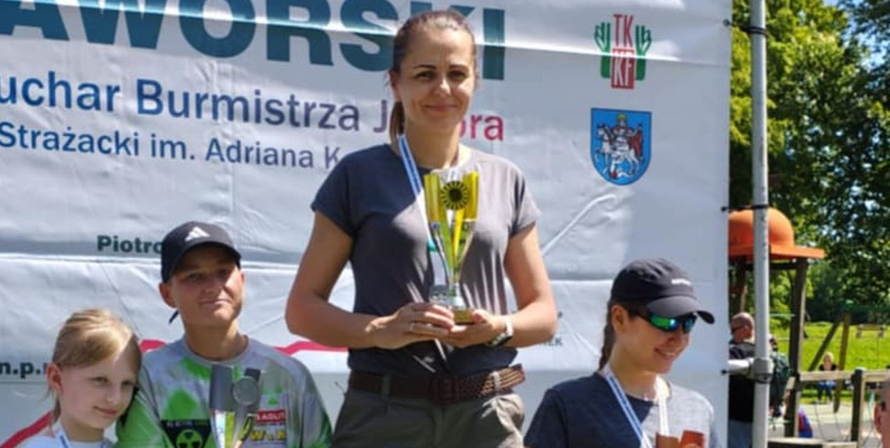 Kpt. Joanna Cichoń z Komendy Powiatowej Państwowej Straży Pożarnej w Tarnowskich Górach triumfuje na XVII Biegu Strażackim im. Adriana Kotkowskiego. 