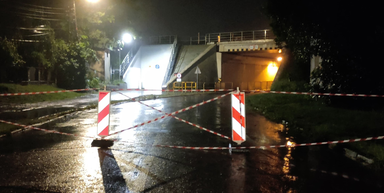 Tarnowskie Góry. W nocy powiat zamknął drogę w centrum miasta. Fot. Czytelnik