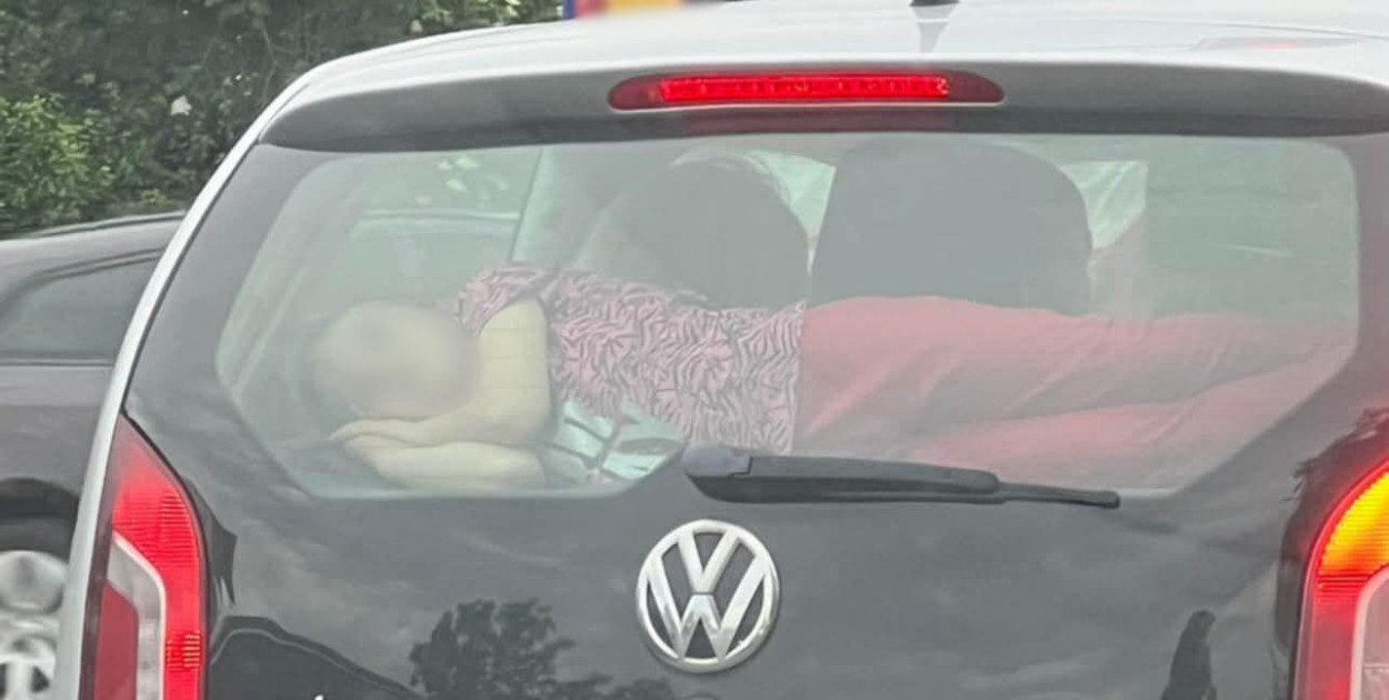 Na Facebooku zostało opublikowane zdjęcie dziecka przewożonego na półce przy tylnej szybie samochodu