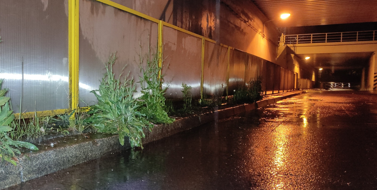  Tarnowskie Góry. W nocy powiat zamknął drogę w centrum miasta. Fot. Czytelnik Tarnowskie Góry. W nocy powiat zamknął drogę w centrum miasta. Fot. Czytelnik Reklama  Dzisiaj w nocy (3 czerwca) Zarząd Dróg Powiatowych w Tarnowskich Górach podjął decyzję o zamknięciu odcinka ul. Częstochowskiej w Tarnowskich Górach. Chodzi o fragment pod wiaduktem kolejowym.  Fot. Czytelnik