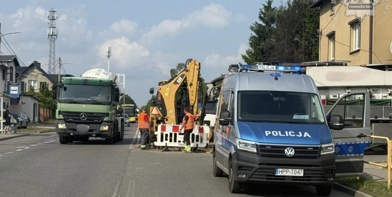 Utrudnienia na DK78 (ul.Gliwicka w rejonie skrzyżowania z ulicą Długą) w Reptach Śląskich. Po awarii wodociągu zapadła się tam jezdnia. Fot. Policja Tarnowskie Góry