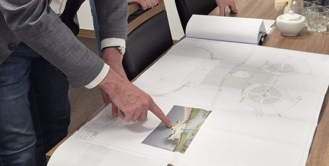 Wójt Świerklańca Grzegorz Zadęcki i jego zastępca Adrian Blondzik przyjrzeli się w piątek projektowi przebudowy zejścia do stawu parkowego. Fot. FB G. Zadęckiego