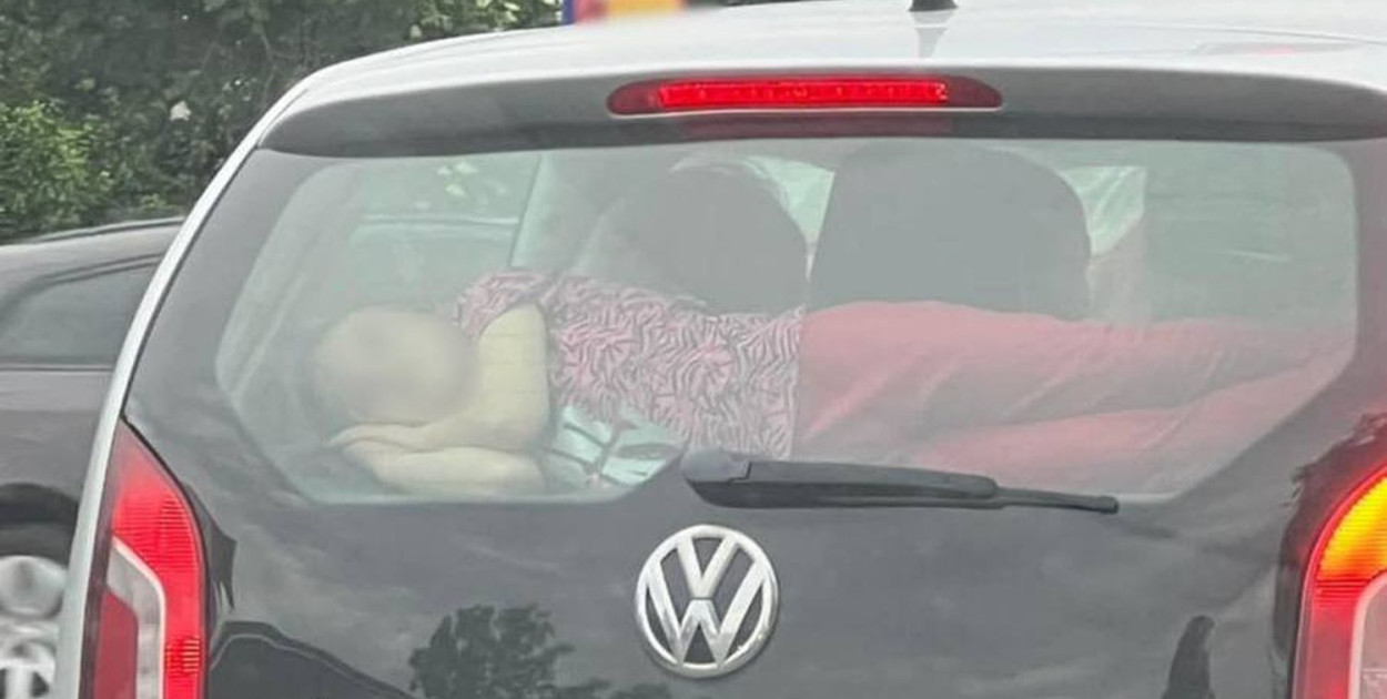 Policjanci przesłuchali tarnogórzanina, który w niebezpieczny sposób przewoził samochodem swoją małą córkę. Fot. Archiwum policji