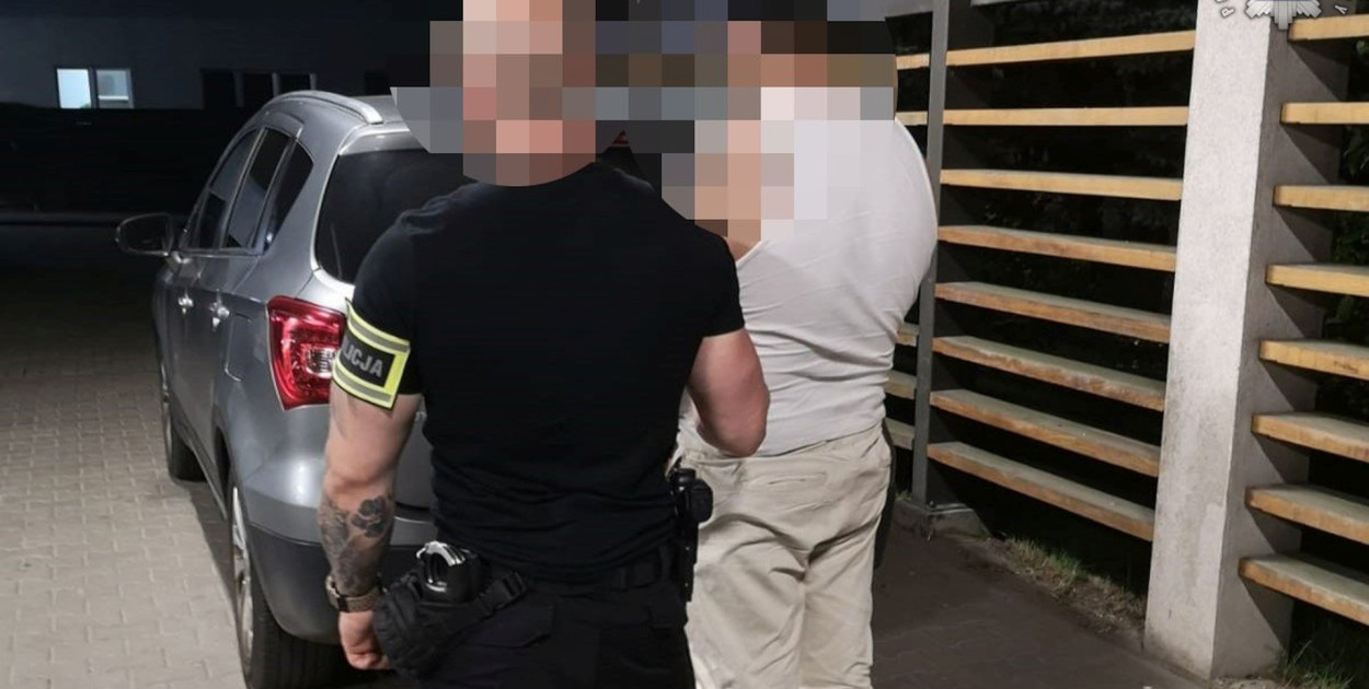W Tarnowskich Górach na ul. Siewierskiej zatrzymano  mężczyznę, który złamał szereg przepisów prawa. 36-latek prowadził samochód mimo aż czterech sądowych zakazów. Dodatkowo był pod wpływem narkotyków, które posiadał również przy sobie. Fot. Policja Tarnowskie Góry