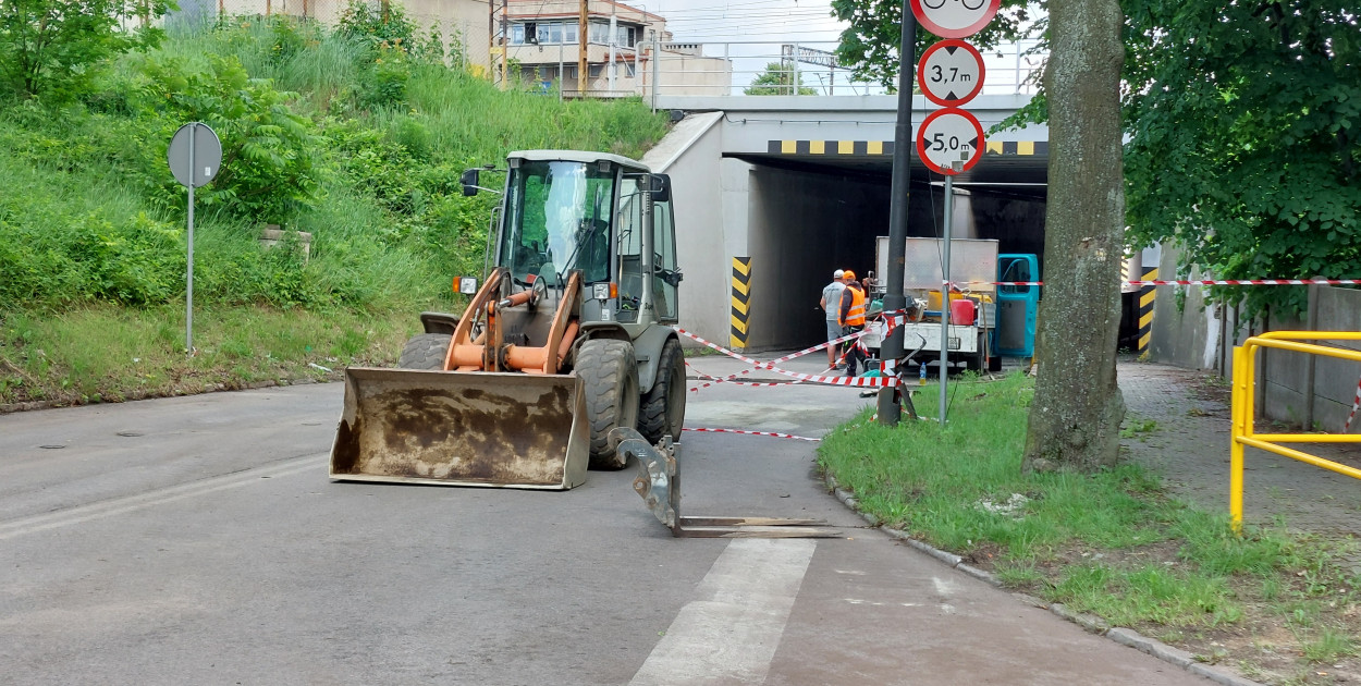 W ubiegły wtorek Zarząd Dróg Powiatowych w Tarnowskich Górach podjął decyzję o zamknięciu odcinka ul. Częstochowskiej pod wiaduktem.  Łatanie wyrw trwało do wieczora. Fot. Jarosław Myśliwski
